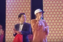 Hoài Linh, Trường Giang phản ứng "lạ" khi bị ném đồ trên sân khấu