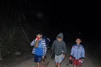 Đêm tối, nước lạnh chảy xiết, học sinh Nghệ An vẫn săn cá đặc sản