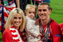 Chuyện tình từ năm 17 tuổi của tiền đạo tuyển Pháp