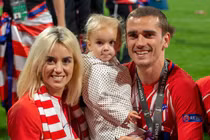 Chuyện tình từ năm 17 tuổi của tiền đạo tuyển Pháp