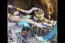 Video: Xe tải từ trên núi cao lao xuống, rơi trúng công viên nước