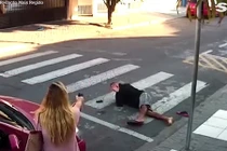 Nữ cảnh sát Brazil bắn chết kẻ cướp khi đang đưa con đi học