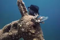 Video: Phát hiện bức tượng kỳ lạ đội mũ dưới đáy biển Ai Cập