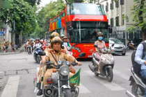 Những lo lắng khi đi xe buýt 2 tầng ở Hà Nội