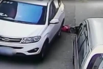 Video: Khoảnh khắc bé gái 2 tuổi bị ô tô chèn 2 lần mà vẫn nhỏm đầu dậy