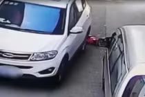 Video: Khoảnh khắc bé gái 2 tuổi bị ô tô chèn 2 lần mà vẫn nhỏm đầu dậy