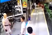 Video: Cú knock out hạ gục thanh niên tập gym gây sốc ở Trung Quốc