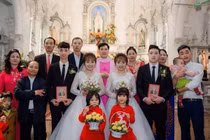 Chị em sinh đôi lấy chồng cùng ngày, làm sao để chú rể nhận ra cô dâu?