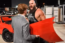 Video: Đô vật cao hơn 2 m phá siêu xe trong gần một phút