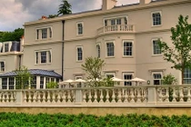 Hoàng tử Harry bị "lây" lối sống xa hoa từ công nương Meghan?