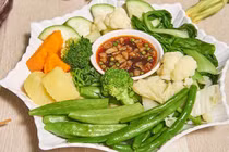 Luộc rau củ muốn xanh mướt cứ thả thêm gia vị này vào