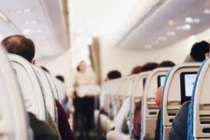 Cô gái kêu trời vì những hành khách trẻ con vô ý thức trên máy bay