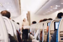 Cô gái kêu trời vì những hành khách trẻ con vô ý thức trên máy bay