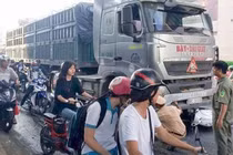 Video: 2 nữ sinh bị xe đầu kéo cán thương vong