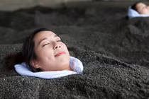 Video: Trải nghiệm tắm cát nóng như chôn sống người ở Nhật Bản