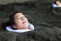 Video: Trải nghiệm tắm cát nóng như chôn sống người ở Nhật Bản