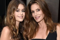 Cựu siêu mẫu Cindy Crawford hối tiếc vì chụp ảnh khỏa thân