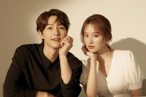 Song Joong Ki né đứng bên 'người tình tin đồn' trong bộ ảnh mới