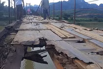 Video: Hòa Bình: Người dân liều mình đi qua cầu treo mục