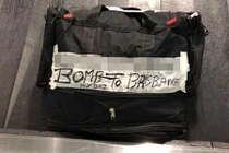 Dòng chữ trên hành lý khiến cả sân bay tá hỏa