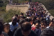 Video: Người dân chen chúc thăm quan Vạn Lý Trường Thành 