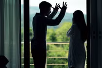 Nhắn tin với nhân tình, người chồng bị vợ đâm trọng thương