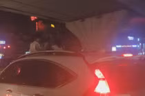 Video: Hai bé gái vui đùa trên cửa sổ trời ô tô khiến dân mạng dậy sóng