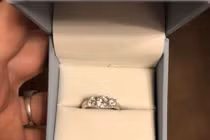 Chê nhẫn cầu hôn của bạn trai, cô gái nhận hậu quả không ngờ