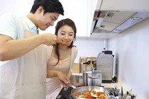 Nấu mâm cơm nhân ngày em chồng lên chơi, tôi bị hai anh em "cạnh khóe"