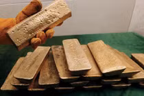 Nhật thu giữ 100 kg vàng thỏi buôn lậu ở sân bay