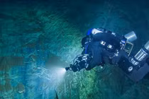 Video: Thả mình xuống “hố tử thần”, kinh ngạc với điều hiện ra trước mắt