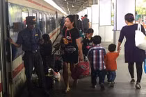 Xúc động trước gia cảnh của nam tiếp viên đường sắt