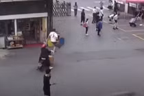 Video: Cụ ông ngáng chân giúp cảnh sát "bắt dính" nghi phạm bỏ trốn