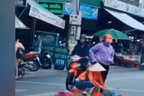 Video: Chị gái ngồi giữa đường bán hàng bất chấp xe cộ qua lại