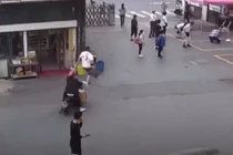 Video: Cụ ông ngáng chân giúp cảnh sát "bắt dính" nghi phạm bỏ trốn