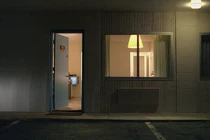 Thấy mùi hôi thối trong nhà nghỉ, phát hiện cảnh đáng sợ