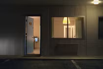 Thấy mùi hôi thối trong nhà nghỉ, phát hiện cảnh đáng sợ