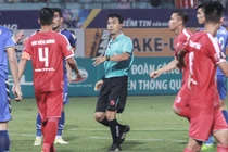 Video: Trọng tài 'bẻ còi', cầu thủ Bình Dương phản ứng dữ dội tại sân Hàng Đẫy