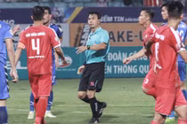 Video: Trọng tài 'bẻ còi', cầu thủ Bình Dương phản ứng dữ dội tại sân Hàng Đẫy