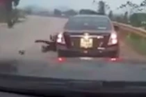 Video: Xe máy ôm cua, lao thẳng vào gầm ôtô