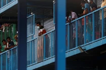 Cuộc sống bên trong ổ dịch COVID-19 lớn nhất Singapore