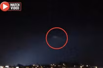 Video: UFO to hơn cả sân bóng đá rọi sáng trời đêm