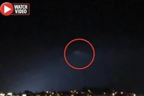 Video: UFO to hơn cả sân bóng đá rọi sáng trời đêm