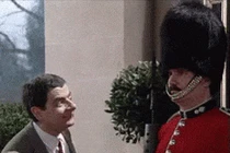 Video: 'Xỉu đúng tư thế' và các quy định khắc khổ của lính gác Hoàng gia Anh