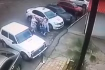 Video: Y tá đem vứt bệnh nhân khỏi bệnh viện giữa trời 0 độ