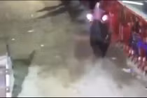 Video: Khoảnh khắc bò tót dùng sừng lửa đâm chết người ở Tây Ban Nha