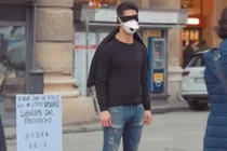 Video: Xúc động thanh niên TQ treo biển 'Tôi không phải virus corona'