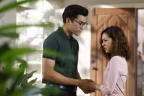 Người yêu ôm hoa trước cổng nhà, tôi sửng sốt còn bố tôi sợ rụng rời