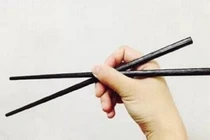 Những thế cầm đũa bạn nên kiêng cử để tránh điềm xấu