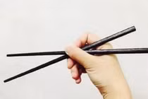 Những thế cầm đũa bạn nên kiêng cử để tránh điềm xấu